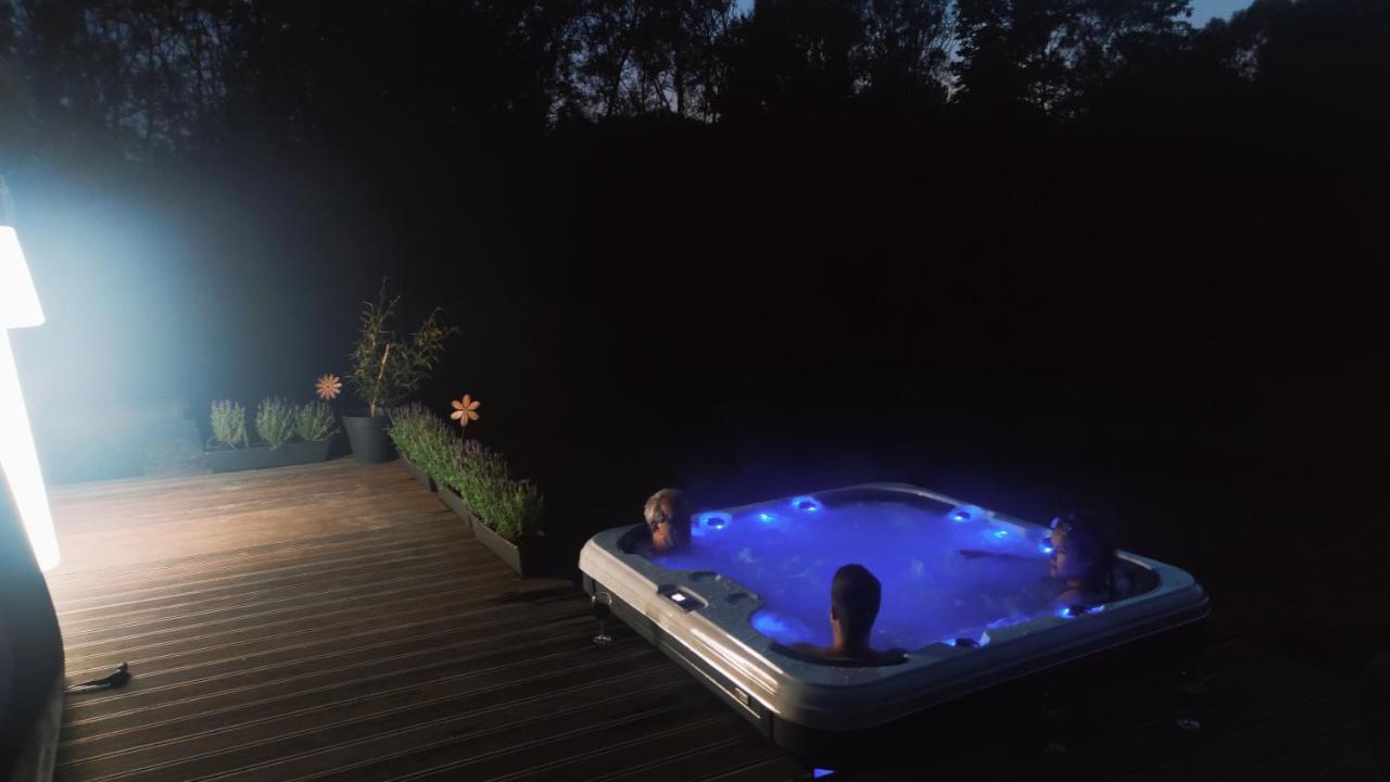 Villa ADurbuy avec Jacuzzi Extérieur photo